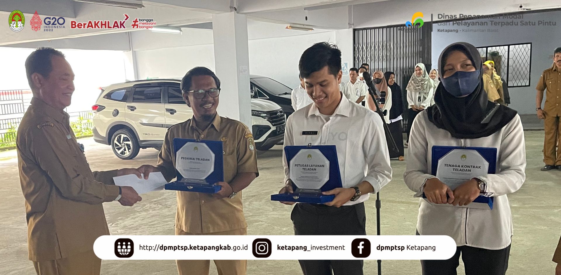 PENYERAHAN PENGHARGAAN KEPADA PEGAWAI TELADAN PERIODE SEPTEMBER 2022